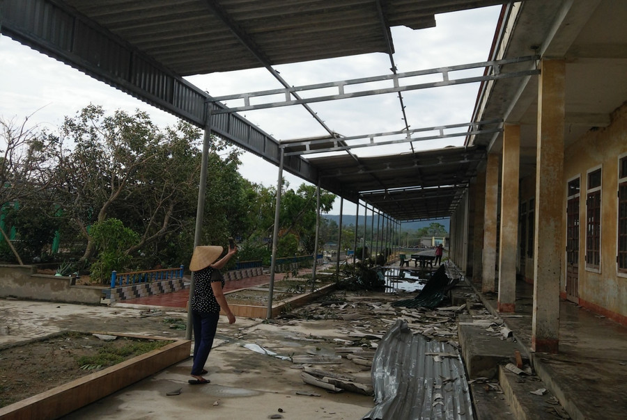 Thầy cô xắn tay khắc phục hậu quả sau siêu bão
