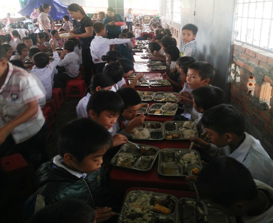Mặc dù còn nhiều khó khăn nhưng nhà trường đã huy động tối đa mọi nguồn lực để học sinh được ăn bữa cơm bán trú tại trường. Mặc dù còn nhiều khó khăn nhưng nhà trường đã huy động tối đa mọi nguồn lực để học sinh được ăn bữa cơm bán trú tại trường.