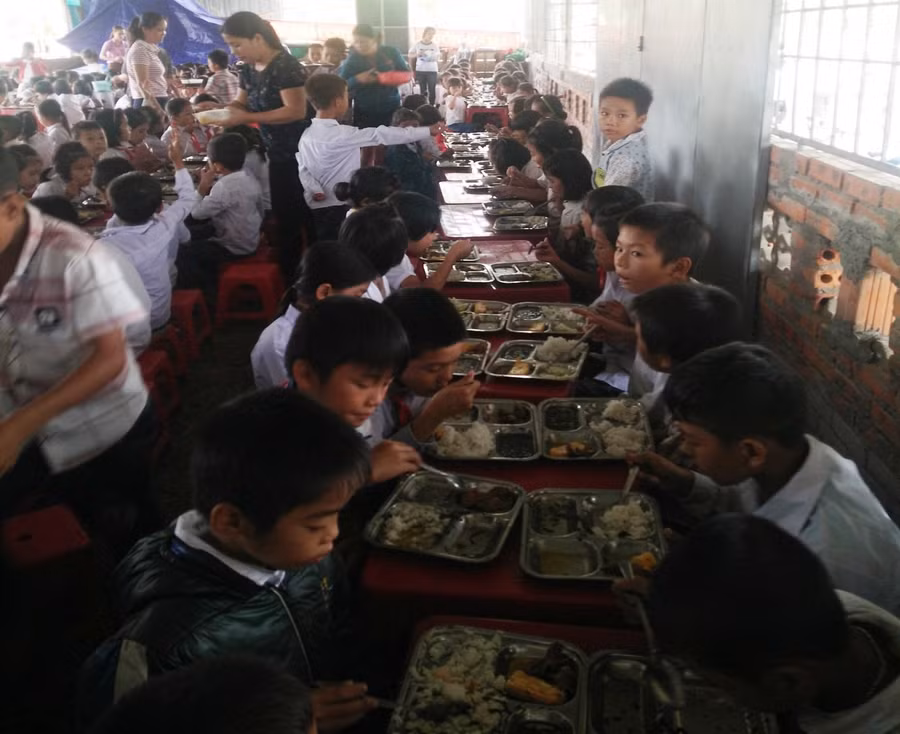 Mặc dù còn nhiều khó khăn nhưng nhà trường đã huy động tối đa mọi nguồn lực để học sinh được ăn bữa cơm bán trú tại trường.