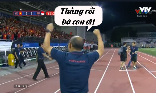 Thầy Park chia sẻ niềm vui với NHM trên khán đài. Thầy Park chia sẻ niềm vui với NHM trên khán đài.