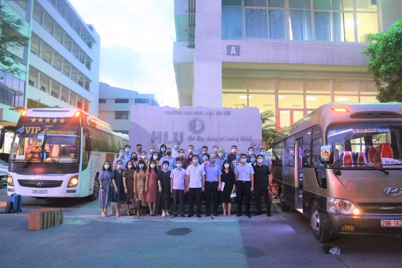 Đ/c Chu Mạnh Hùng - Chủ tịch Hội đồng trường, Đ/c Đoàn Trung Kiên - Hiệu trưởng chụp ảnh cùng Đoàn công tác.