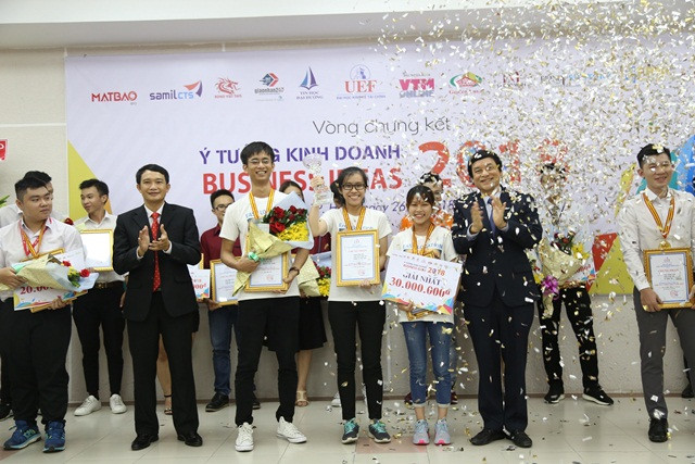 Ông Đỗ Quốc Anh (phải) Phó CTHĐQT UEF trao tặng giải thưởng cho các nhóm đạt giải