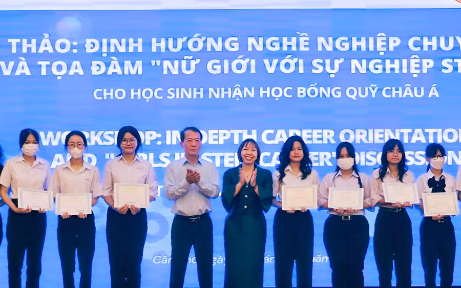 Trao hơn 100 suất học bổng cho các nữ sinh Cần Thơ vượt khó.