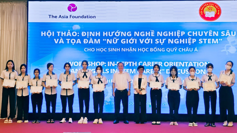 Quỹ Châu Á trao tặng 101 suất học bổng cho các em nữ sinh lớp 11 tại TP Cần Thơ. Quỹ Châu Á trao tặng 101 suất học bổng cho các em nữ sinh lớp 11 tại TP Cần Thơ.