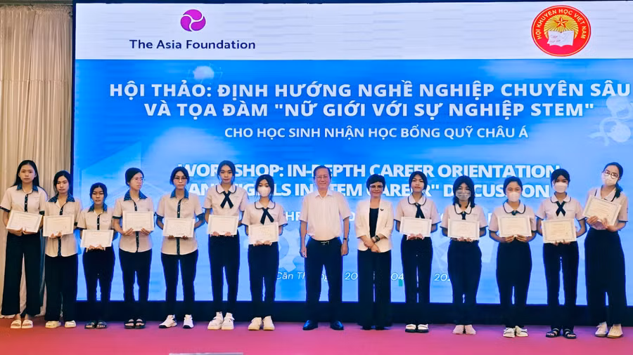 Quỹ Châu Á trao tặng 101 suất học bổng cho các em nữ sinh lớp 11 tại TP Cần Thơ.