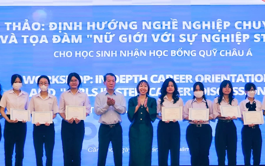 Trao hơn 100 suất học bổng cho các nữ sinh Cần Thơ vượt khó.