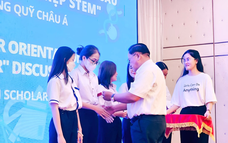 Ông Nguyễn Thanh Xuân, Chủ tịch Hội Khuyến học TP Cần Thơ trao học bổng. Ông Nguyễn Thanh Xuân, Chủ tịch Hội Khuyến học TP Cần Thơ trao học bổng.
