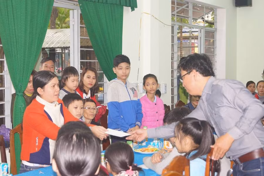 Đại diện Sở GD&ĐT Đà Nẵng tặng quà cho HS khó khăn trước Tết Nguyên đán