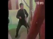 Lao cây gỗ lớn vào “chỗ hiểm” để khoe sức mạnh kungfu