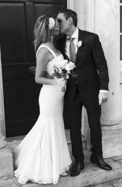 Vì cùng muốn sống ở Dubai, và đó là đất nước Hồi giáo phải kết hôn mới được sống chung, nên họ đã nảy luôn ra ý định kết hôn.