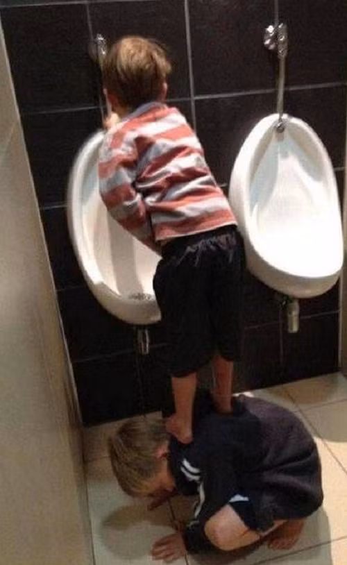 Giúp đỡ nhau lúc hoạn nạn.