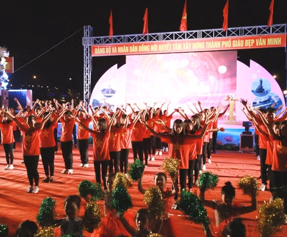 Màn đồng diễn của các em học sinh chào mừng lễ phát động tháng văn minh đô thị Tp. Đồng Hới năm 2018