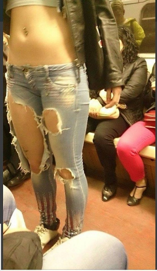 Mốt quần jeans của chị em được cánh mày râu nhiệt tình ủng hộ. Mốt quần jeans của chị em được cánh mày râu nhiệt tình ủng hộ.