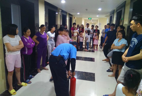 Một tầng tại chung cư Gemek 2 (An Khánh, Hoài Đức) tự tổ chức hướng dẫn cho cư dân về PCCC, cứu hộ tối 26/3. Ảnh: Lưu Quang Đạt.