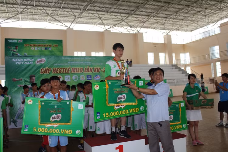 Đại điện lãnh đạo Sở Giáo dục và Đào tạo Thanh Hóa trao cúp vô địch cho đội Nghệ An, nội dung THCS