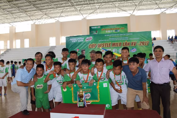 Trao giải cho các đội Nhất, Nhì, Ba nội dung tiểu học