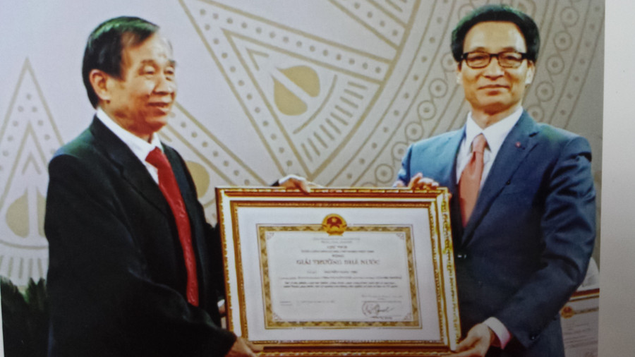 Nhà viết kịch Ngọc Thụ nhận giải thưởng Nhà nước từ Phó Thủ tướng Vũ Đức Đam Nhà viết kịch Ngọc Thụ nhận giải thưởng Nhà nước từ Phó Thủ tướng Vũ Đức Đam