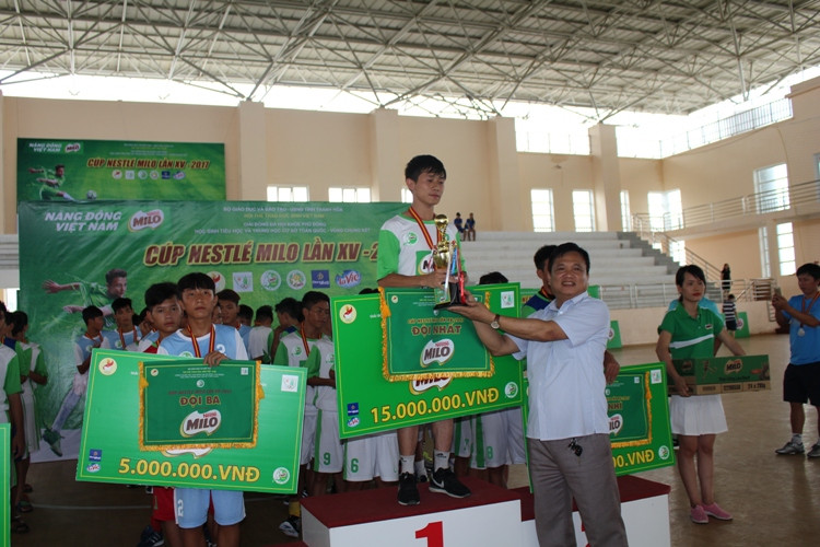 Niềm vui của các cầu thủ Nghệ An khi giành giải Nhất (nội dung THCS) tại giải bóng đá Hội khỏe Phù Đổng học sinh Tiểu học và THCS toàn quốc Cúp Milo lần XV năm 2017. Niềm vui của các cầu thủ Nghệ An khi giành giải Nhất (nội dung THCS) tại giải bóng đá Hội khỏe Phù Đổng học sinh Tiểu học và THCS toàn quốc Cúp Milo lần XV năm 2017.