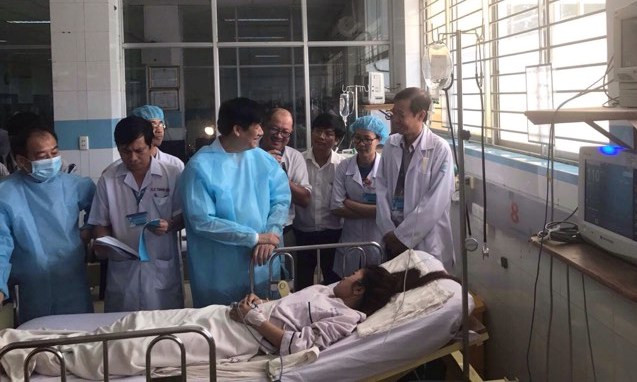 Thứ trưởng Bộ Y tế NguyễnThanh Long kiểm tra tình hình dịch SXH tại TPHCM. Ảnh: VGP/Hiền Minh