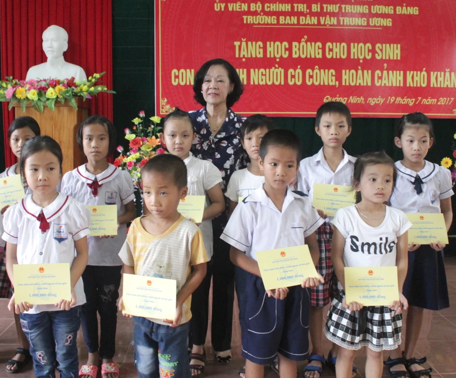 Đồng chí Trương Thị Mai trao tặng học bổng cho học sinh khó khăn của huyện Quảng Ninh tỉnh Quảng Bình 