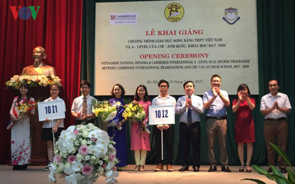 Khai giảng lớp song ngữ đầu tiên tại trường THPT Chu Văn An Khai giảng lớp song ngữ đầu tiên tại trường THPT Chu Văn An