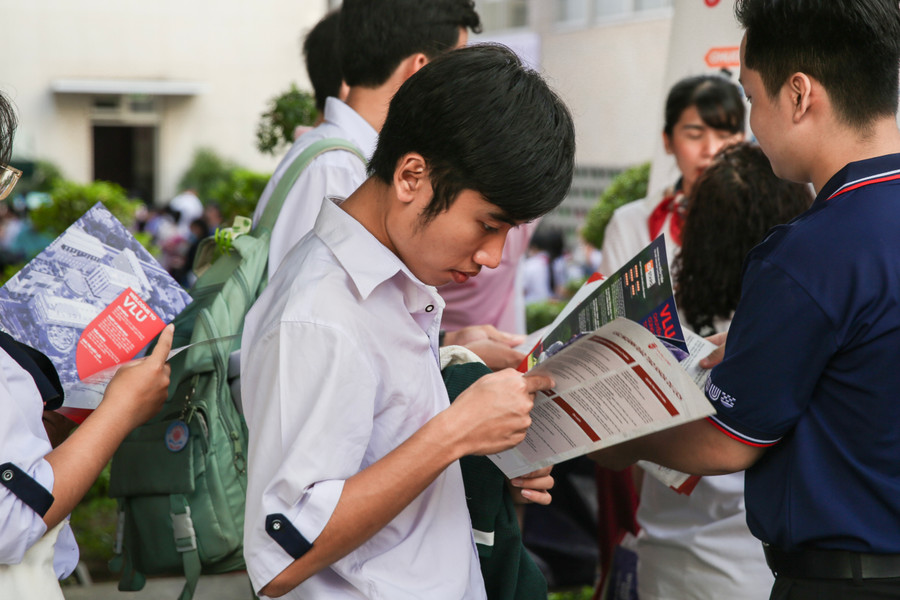 Học sinh tìm hiểu ngành học tại Trường ĐH Văn Lang. Ảnh: VLU