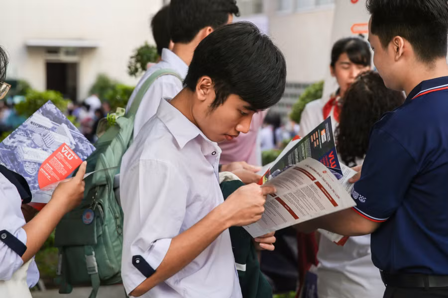 Học sinh tìm hiểu ngành học tại Trường ĐH Văn Lang. Ảnh: VLU