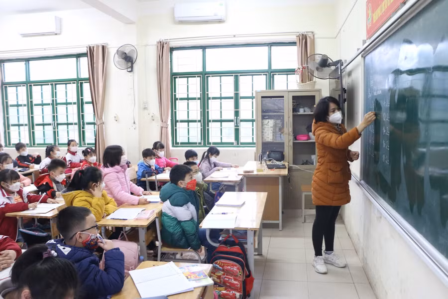 Cô trò cùng bắt đầu bài học mới sau tiết đầu tiên hỏi han tình hình học tập trong dịp Tết của học sinh.