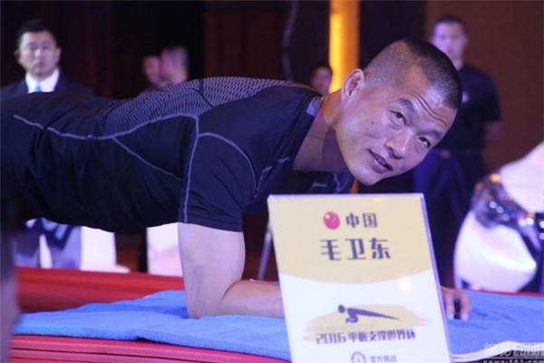 Anh Mao thực hiện plank trong vòng 8 tiếng 1 phút. Anh Mao thực hiện plank trong vòng 8 tiếng 1 phút.