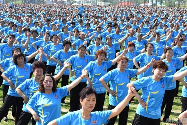 30.000 bà cô đến từ khắp nơi trong đất nước cùng nhau thực hiện bài nhảy. 30.000 bà cô đến từ khắp nơi trong đất nước cùng nhau thực hiện bài nhảy.