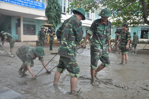 Cùng với đội ngũ giáo viên, lực lượng cán bộ, chiến sĩ các đơn vị đã khẩn trương giúp trường học khắc phục hậu quả mưa lũ.