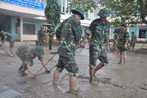 Cùng với đội ngũ giáo viên, lực lượng cán bộ, chiến sĩ các đơn vị đã khẩn trương giúp trường học khắc phục hậu quả mưa lũ.