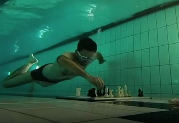 Kỳ lạ cuộc thi vừa lặn vừa đánh cờ vua - Hình 1