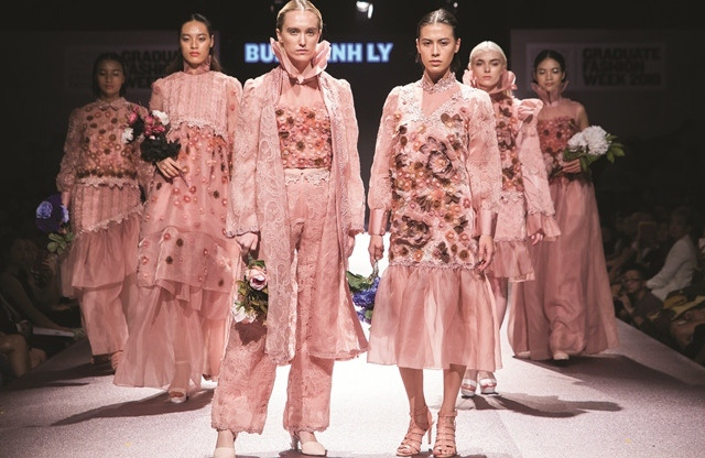 NTK Bùi Khánh Ly với BST “Mơ” được truyền cảm hứng từ vườn hoa của người mẹ, tất cả những mẫu thiết kế đều là một màu hồng dịu ngọt