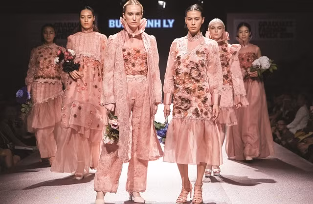 NTK Bùi Khánh Ly với BST “Mơ” được truyền cảm hứng từ vườn hoa của người mẹ, tất cả những mẫu thiết kế đều là một màu hồng dịu ngọt