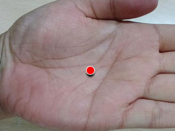Huyệt Lao cung nằm ở giữa lòng bàn tay, kích thích huyệt này có thể bổ khí lợi huyết.