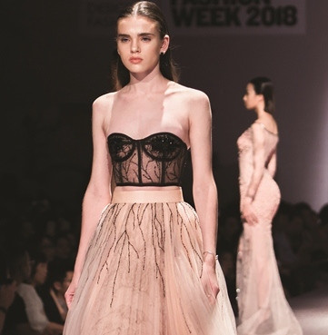 NTK Nguyễn Thùy Linh với BST “Sức mạnh địa đàng” lấy cảm hứng từ luân xa trong Thiền giáo, sử dụng chất liệu lưới và lụa