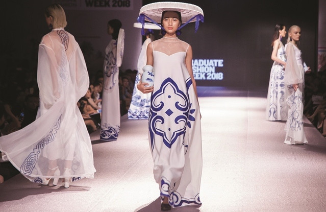 NTK Đoàn Thu Uyên với BST “Hương sắc Việt Nam” với gam màu chủ đạo xanh trắng tượng trưng cho màu sắc của gốm sứ Chu Đậu cùng kĩ thuật in, thêu, đính cườm làm nổi bật những họa tiết tinh xảo của gốm sứ trên nền vải lụa quyến rũ tạo nên những trang phục mềm mại, uyển chuyển