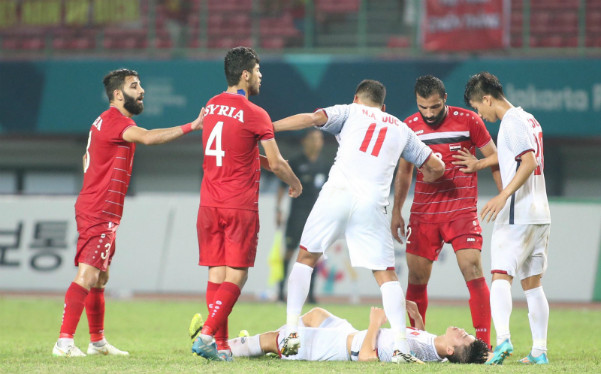 Duy Mạnh nằm bất động trên sândo chuột rút trong trận cầu gặp Syria tối 27/8 và ra dấu xin thay người. Duy Mạnh nằm bất động trên sân, và lập tức ra dấu xin thay người. Ảnh: Lâm Thoả.