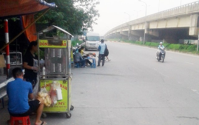 Hàng quán lấn hẳn ra lòng đường để kinh doanh