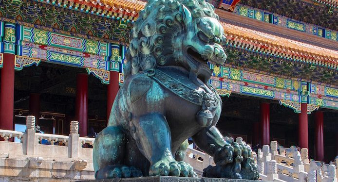 Bức tượng sư tử, một trong những biểu tượng về quyền lực và trí tuệ, theo quan niệm của văn hóa Trung Hoa, đặt trong Tử Cấm Thành ở Bắc Kinh (Trung Quốc)