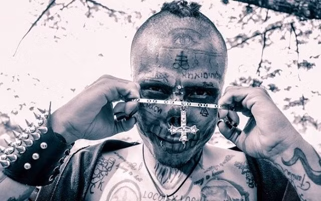 Chàng trai gây sốc khi phẫu thuật biến mặt thành hộp sọ sống