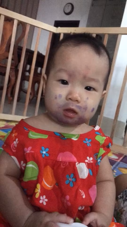 Một em bé khác cũng vô cùng đáng yêu và hài hước khi mặt bị bôi xanh.