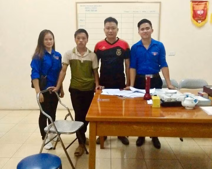 Hờ Mí Dia và các anh chị sinh viên tình nguyện đón em về trường lúc nửa đêm