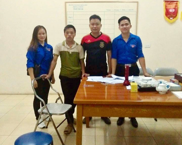 Hờ Mí Dia và các anh chị sinh viên tình nguyện đón em về trường lúc nửa đêm Hờ Mí Dia và các anh chị sinh viên tình nguyện đón em về trường lúc nửa đêm