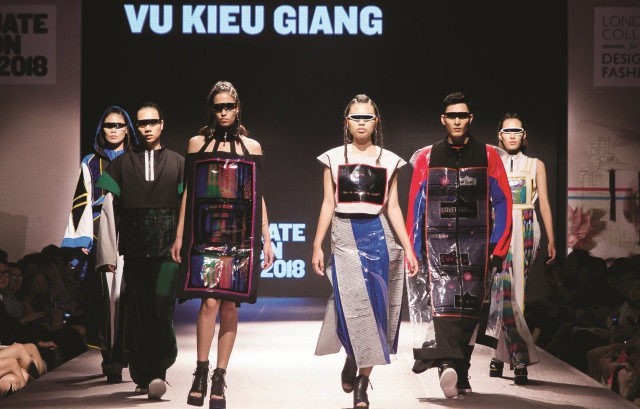 NTK Vũ Kiều Giang với BST “Mê cung mạng” lấy ý tưởng từ sự phát triển và ảnh hưởng của những không gian tương tác ảo, các mạng xã hội đã và đang tác động trực tiếp lên con người và đặc biệt là giới trẻ