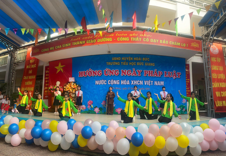 Tiết mục múa hát tại chương trình hưởng ứng Ngày Pháp luật Việt Nam sáng 7/11 tại Trường Tiểu học Đức Giang.