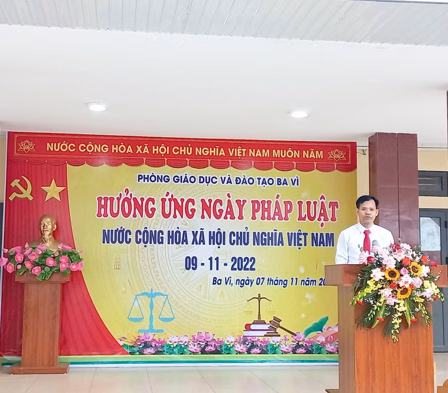 Thầy Nguyễn Mạnh Thắng - Hiệu trưởng Trường THCS Vạn Thắng phát biểu tại chương trình.