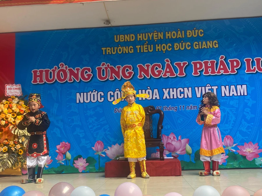 Học sinh Trường Tiểu học Đức Giang tuyên truyền pháp luật thông qua hình thức đóng tiểu phẩm.