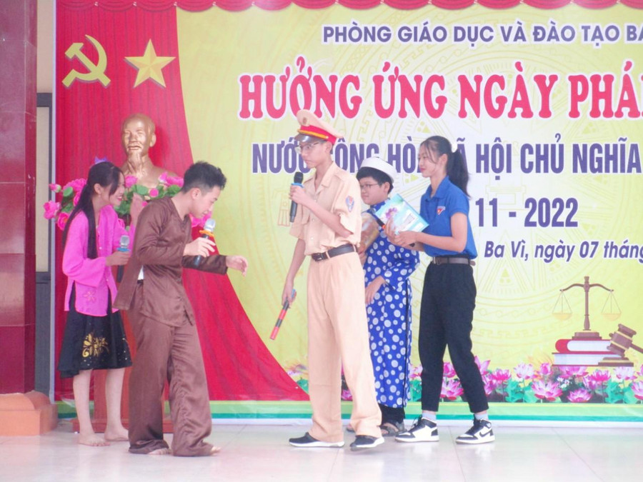 Các em học sinh Trường THCS Vạn Thắng trong một tiết mục tiểu phẩm tuyên truyền về Luật An toàn giao thông.